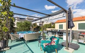 Boutique Triple House With Garden & Roof Terrace